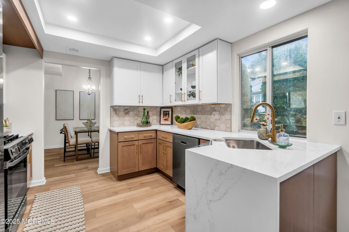 Chandelier, Dining room, Interior, Kitchen, Recessed Lighting, Stainless Steel Appliances, Wood Texture Flooring