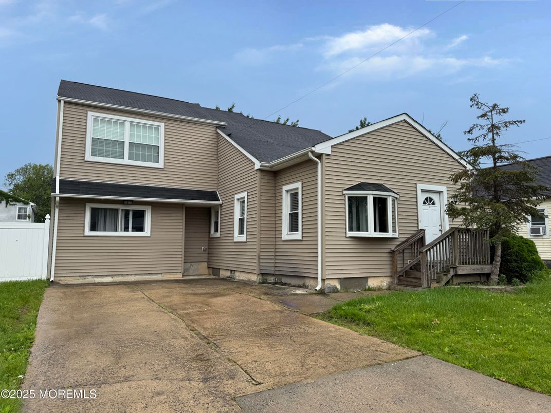 Exterior, Facade, Split Level