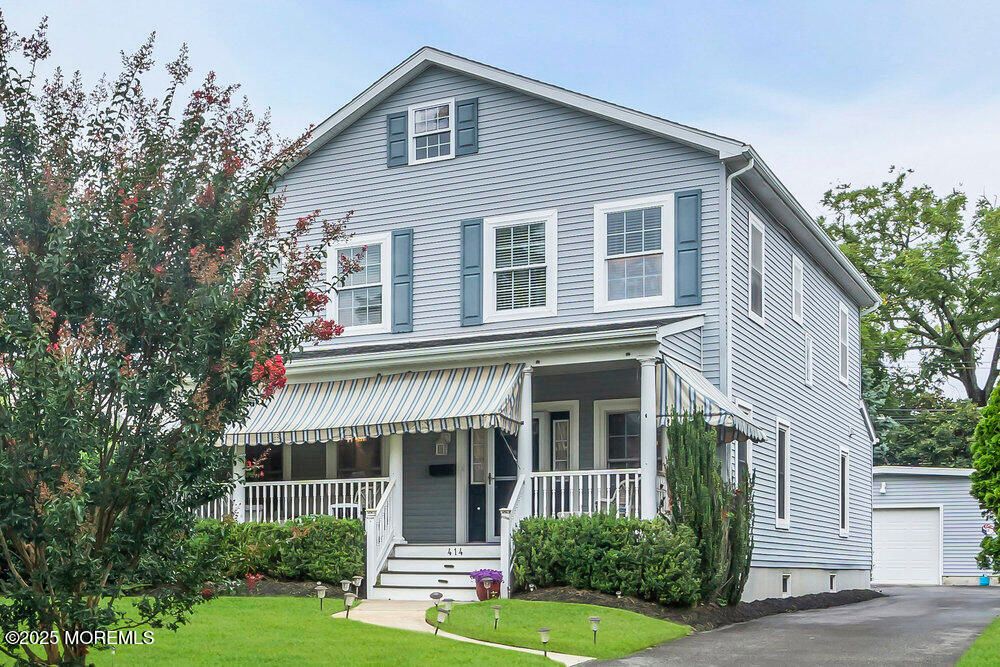 Attached, Exterior, Facade, Queen Anne Victorian