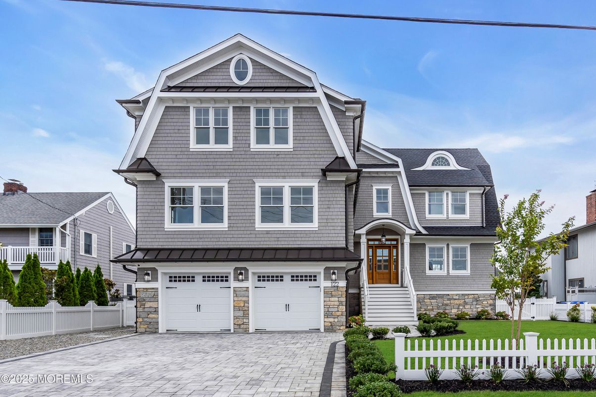 Attached, Exterior, Facade, Queen Anne Victorian