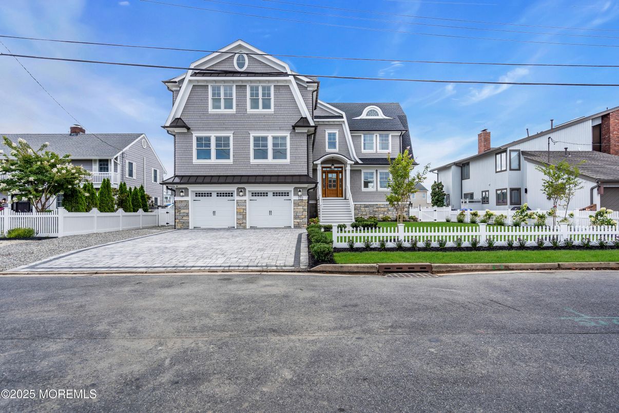 Attached, Exterior, Facade, Queen Anne Victorian