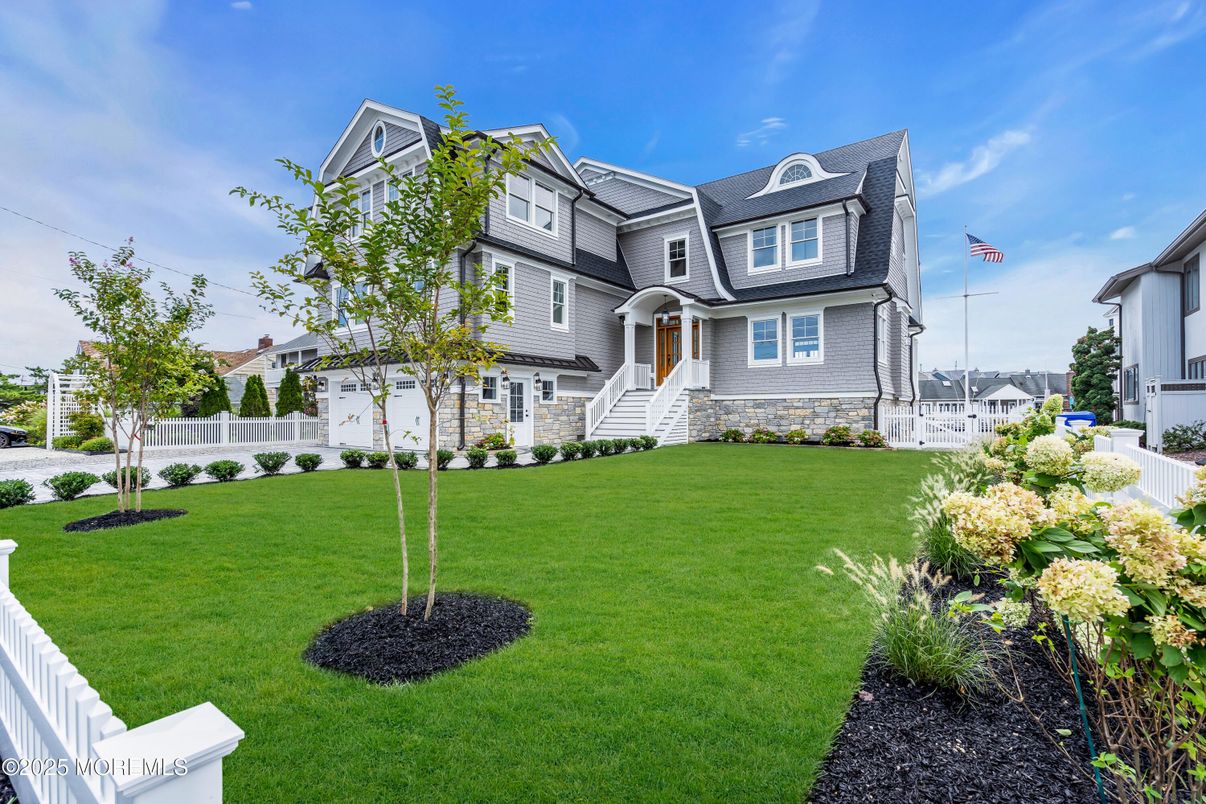 Attached, Backyard, Exterior, Facade, Queen Anne Victorian