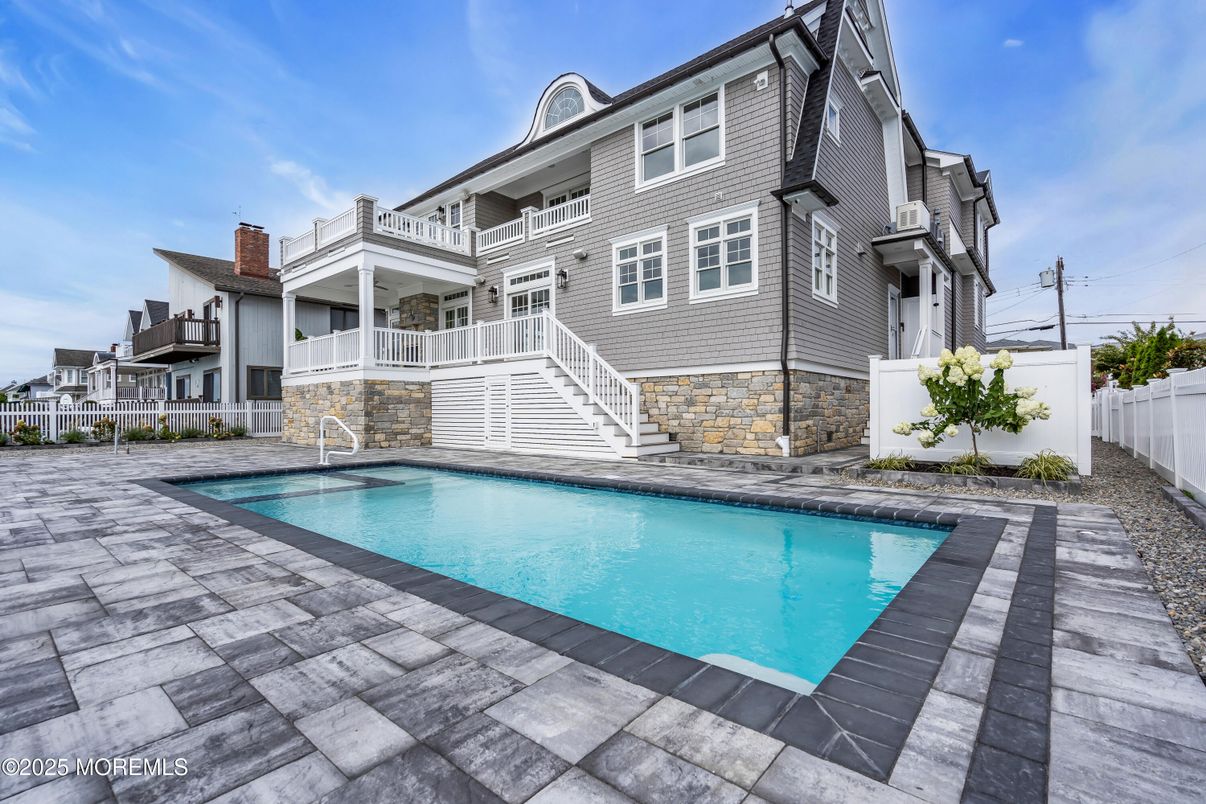 Exterior, Pool