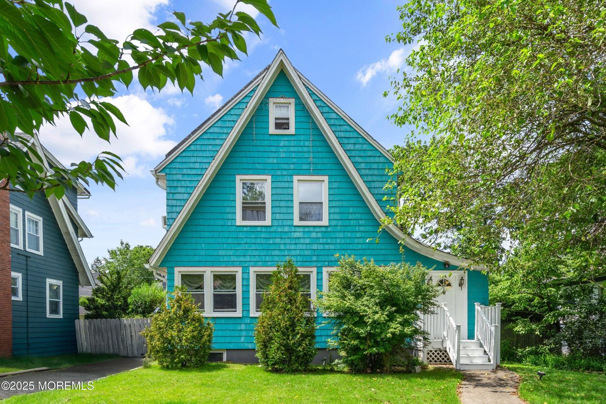 Exterior, Facade, Queen Anne Victorian