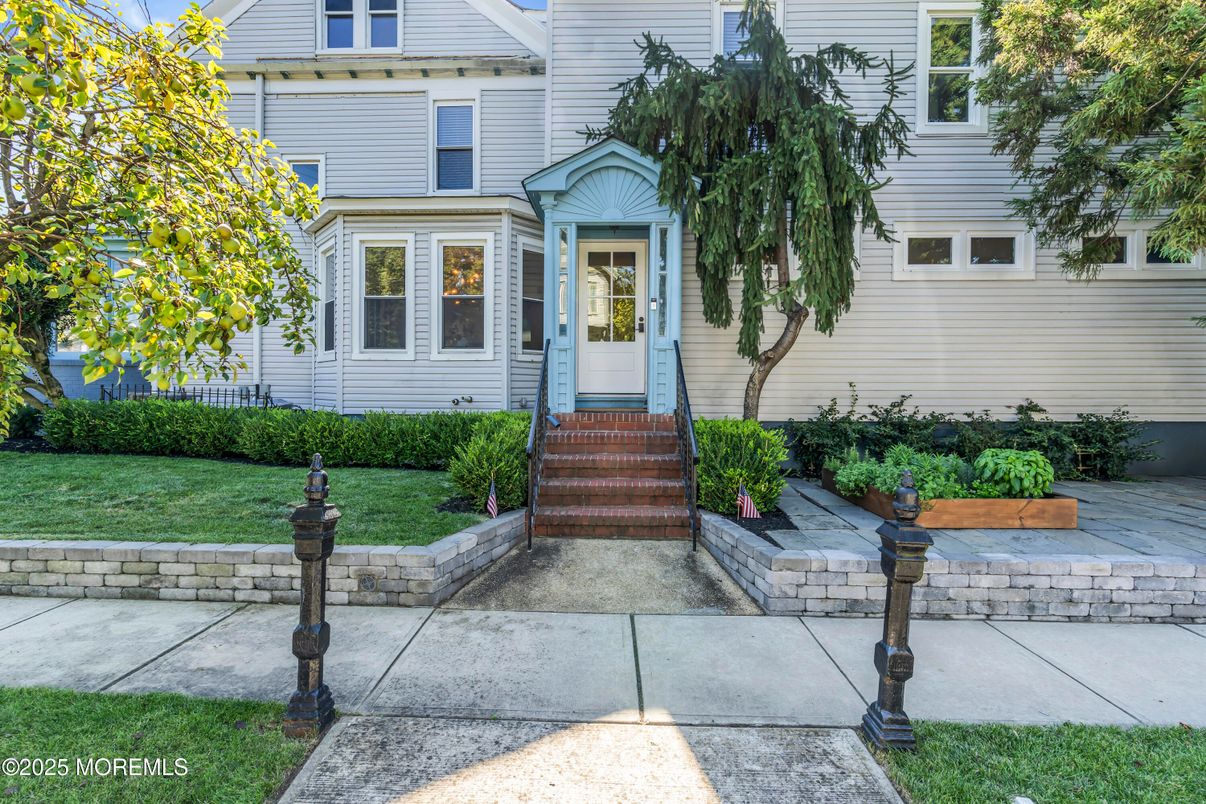 Exterior, Facade, Queen Anne Victorian