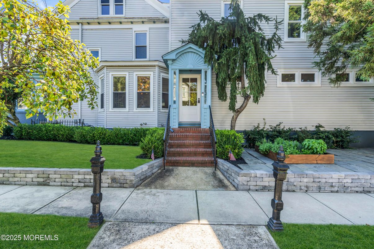 Exterior, Facade, Queen Anne Victorian
