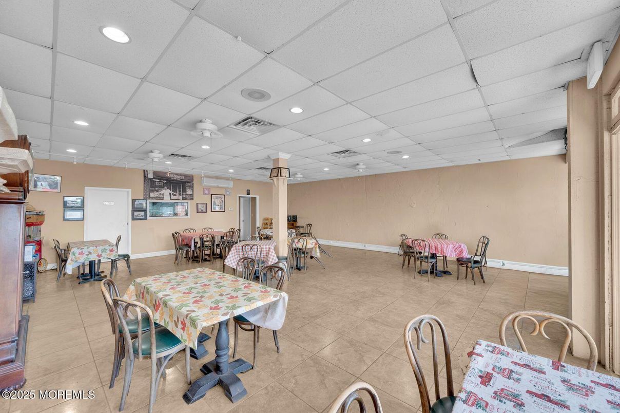 Dining room, Interior, Recessed Lighting