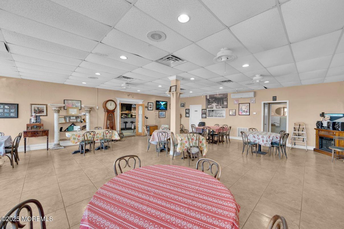 Dining room, Interior, Recessed Lighting