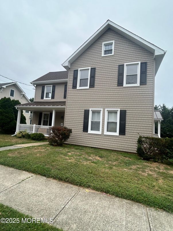 Exterior, Facade, Split Level