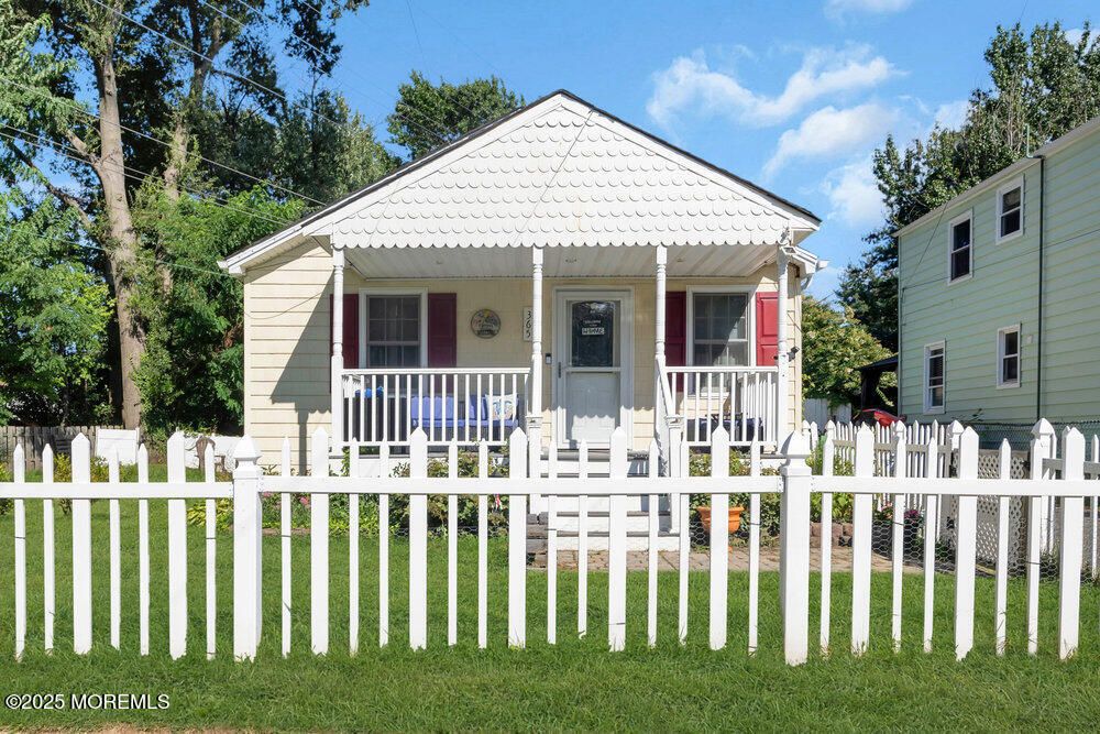 Backyard, Exterior, Facade, Queen Anne Victorian