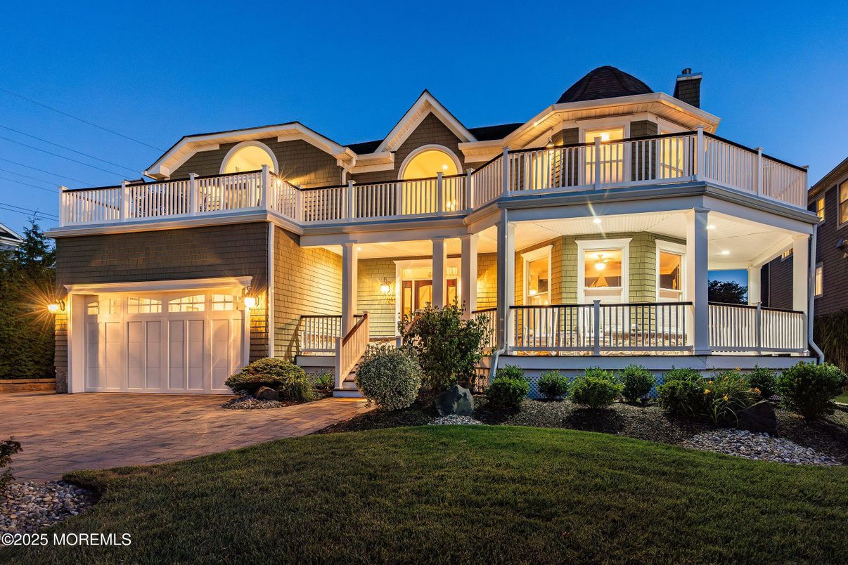 Attached, Exterior, Facade, Brick Facade, Queen Anne Victorian