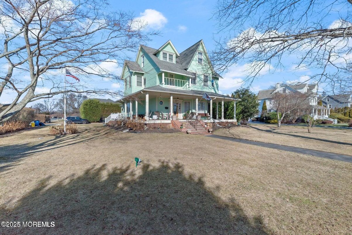 Backyard, Exterior, Facade, Queen Anne Victorian