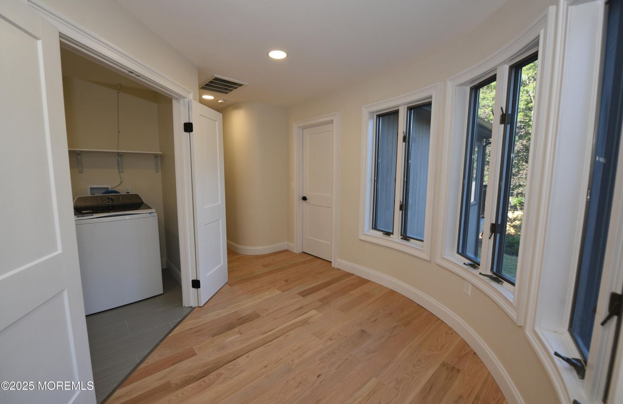 Interior, Recessed Lighting, Washer, Wood Texture Flooring