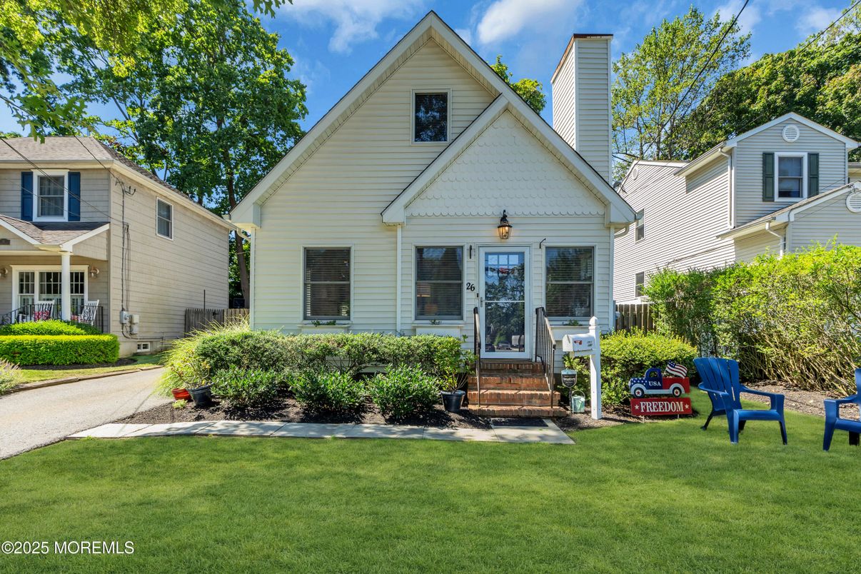 Backyard, Exterior, Facade, Queen Anne Victorian