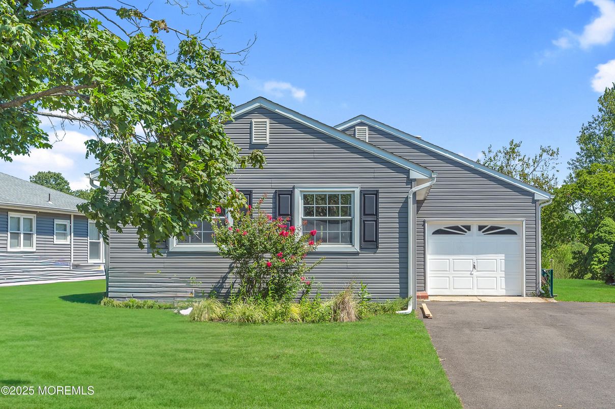 Attached, Exterior, Facade, American Craftsman