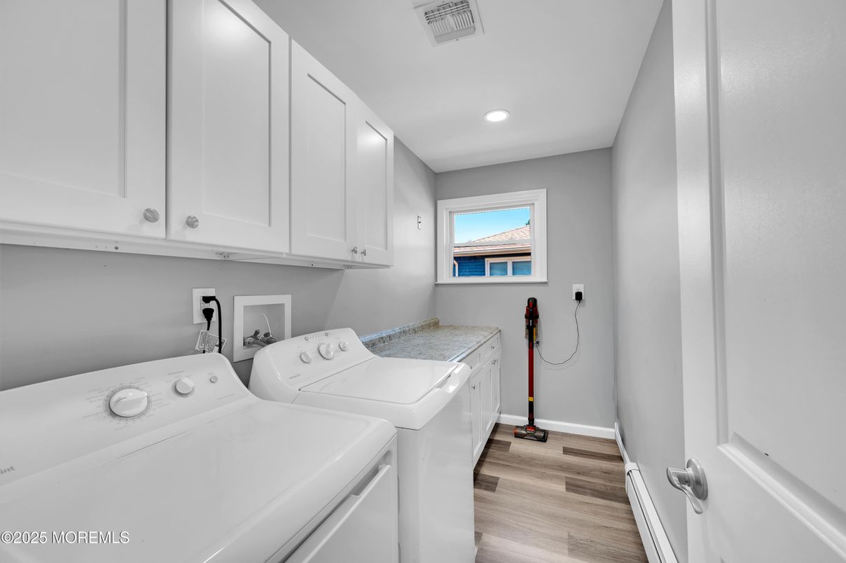Interior, Recessed Lighting, Washer, Wood Texture Flooring
