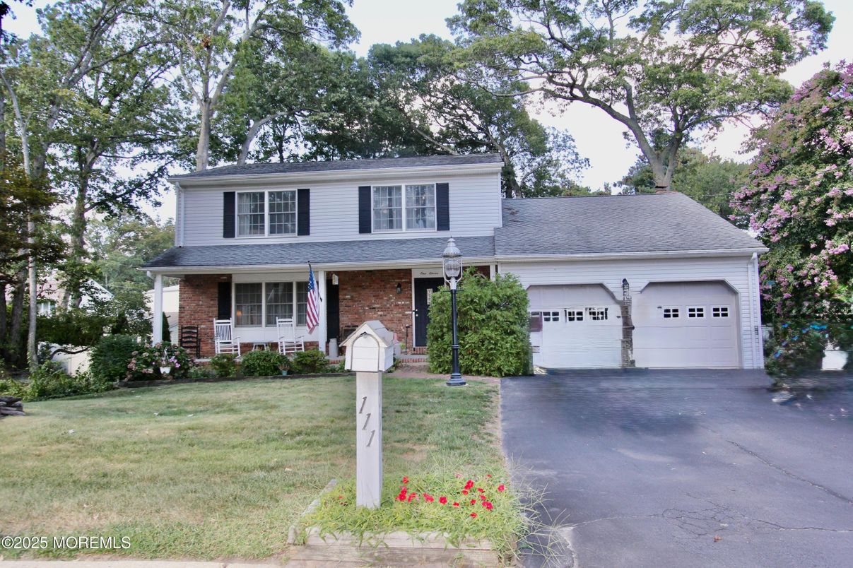 Attached, Exterior, Facade, Brick Facade, Split Level