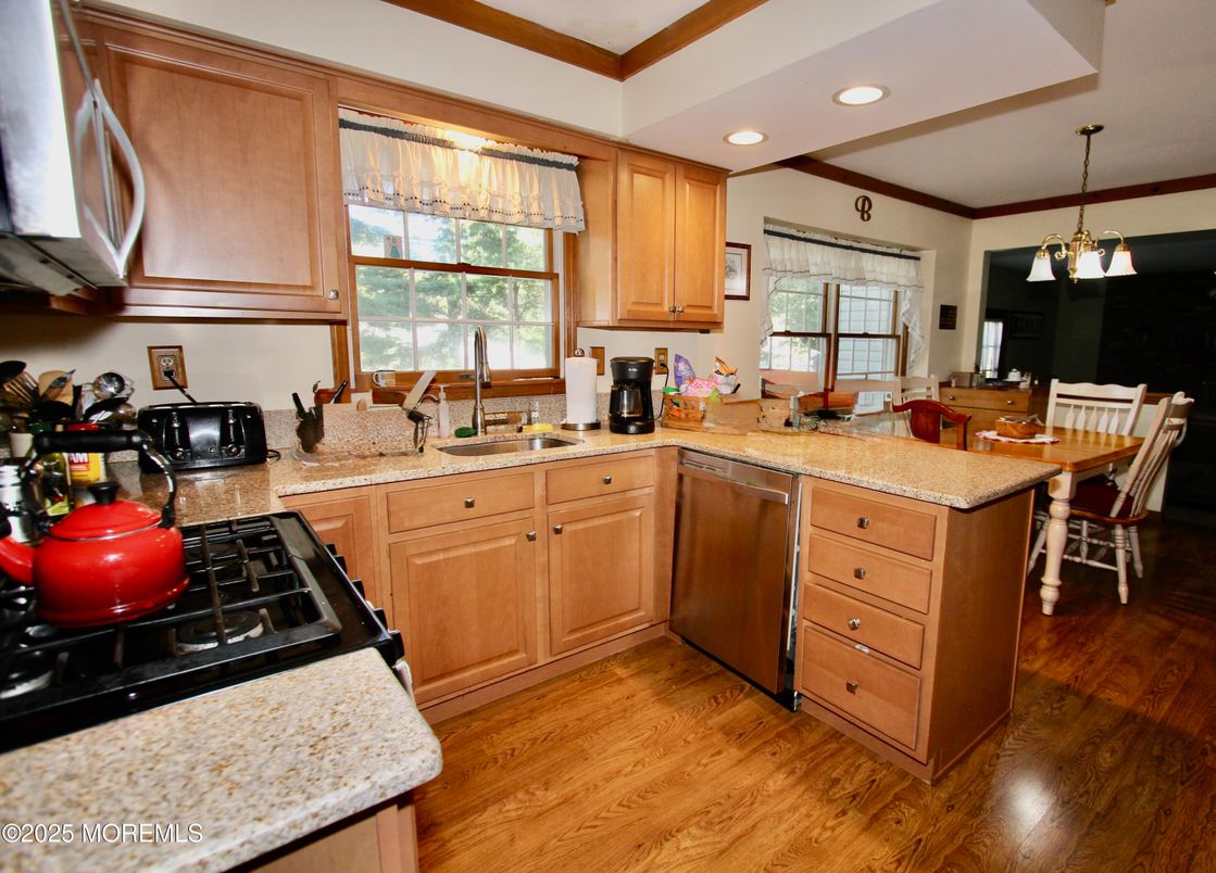 Dining room, Interior, Kitchen, Pendant Lights, Recessed Lighting, Wood Texture Flooring
