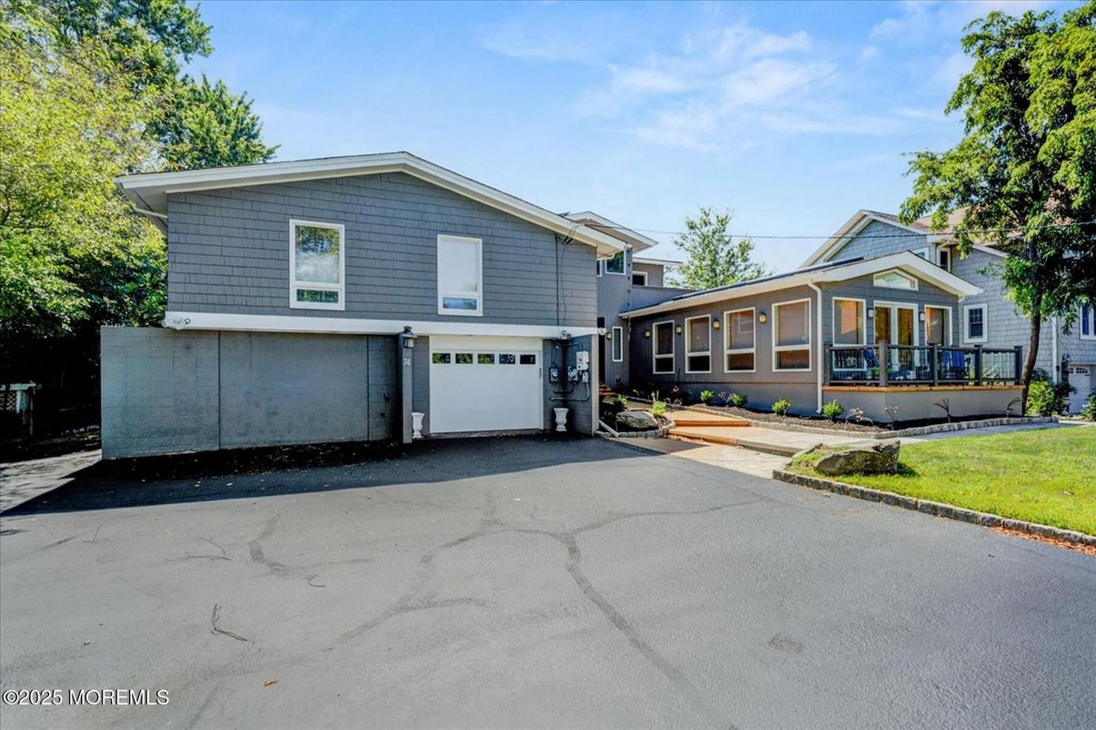 Attached, Exterior, Facade, Split Level