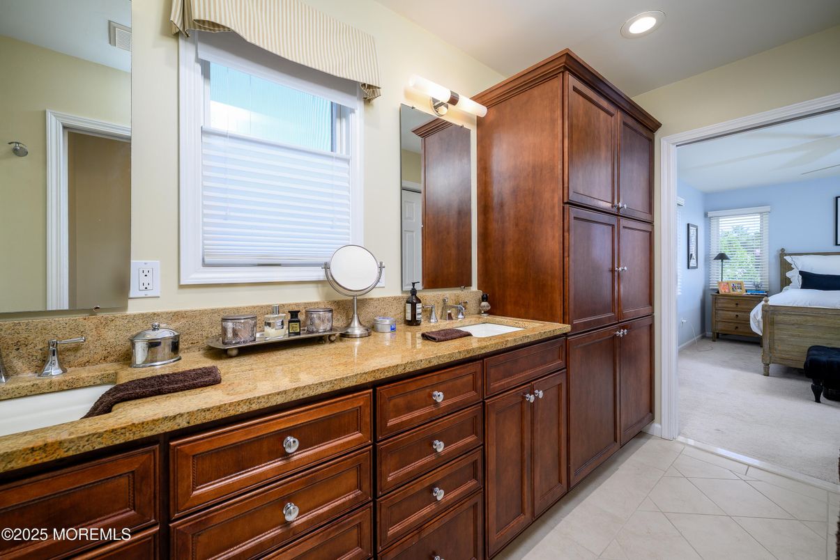 Bathroom, Dual Sink Vanities, Interior, Recessed Lighting