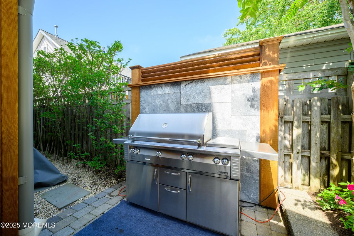 Exterior, Outdoor Kitchen