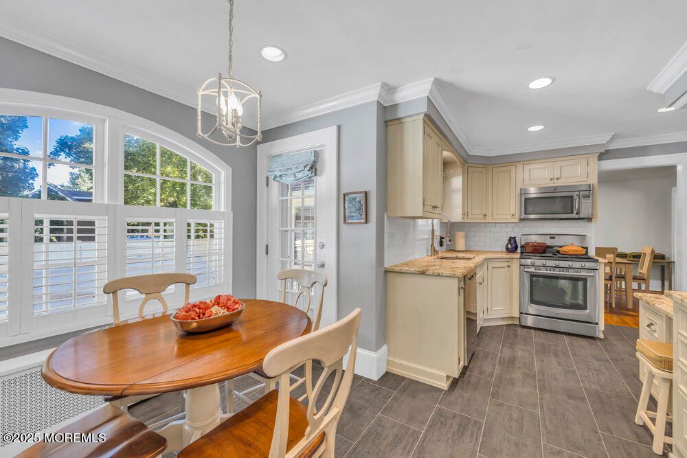 Dining room, Interior, Kitchen, Pendant Lights, Recessed Lighting, Stainless Steel Appliances, Wood Texture Flooring