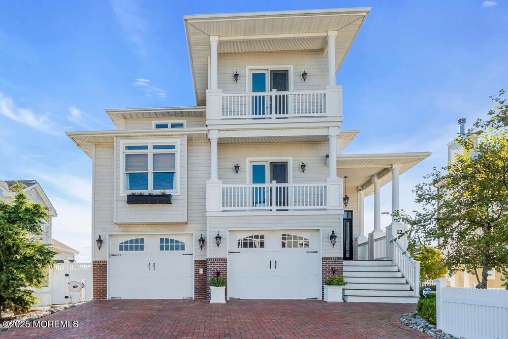 Attached, Exterior, Facade, American Foursquare