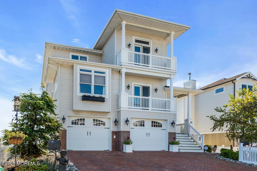 Attached, Exterior, Facade, Queen Anne Victorian