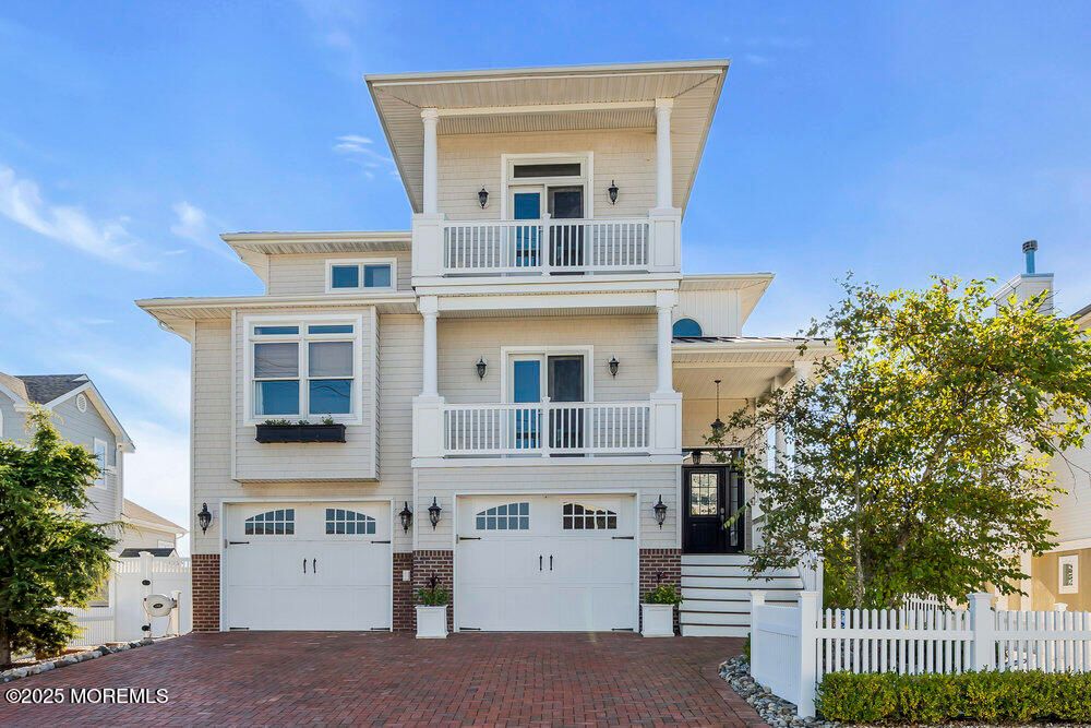 Attached, Exterior, Facade, American Foursquare