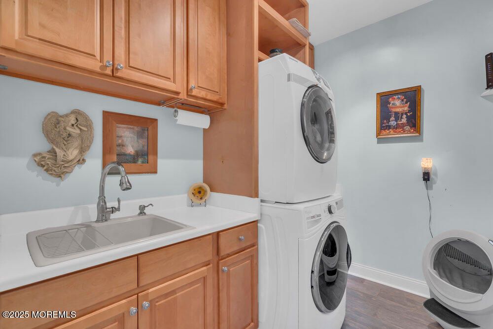 Interior, Washer, Wood Texture Flooring