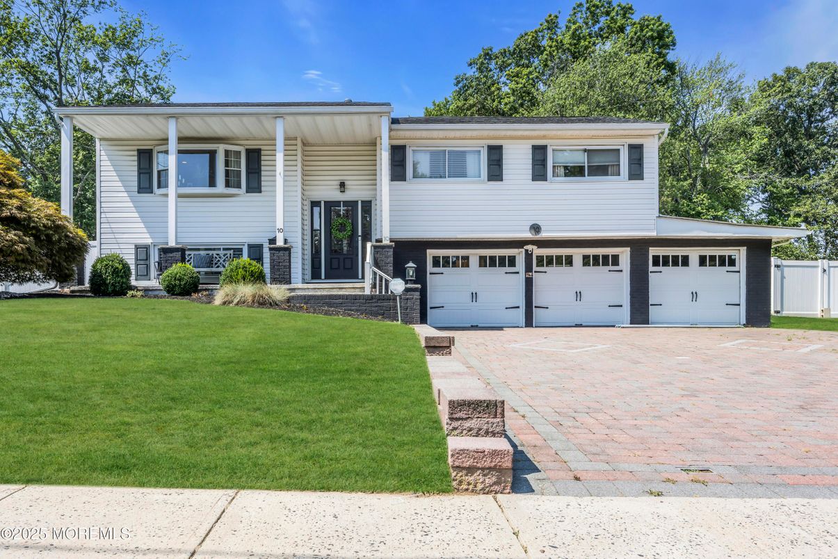 Attached, Exterior, Facade, Raised Ranch