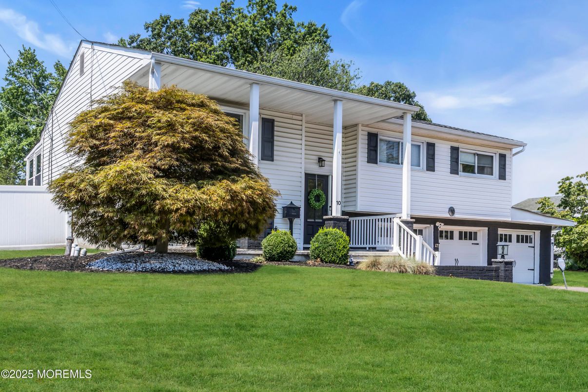 Attached, Exterior, Facade, Raised Ranch