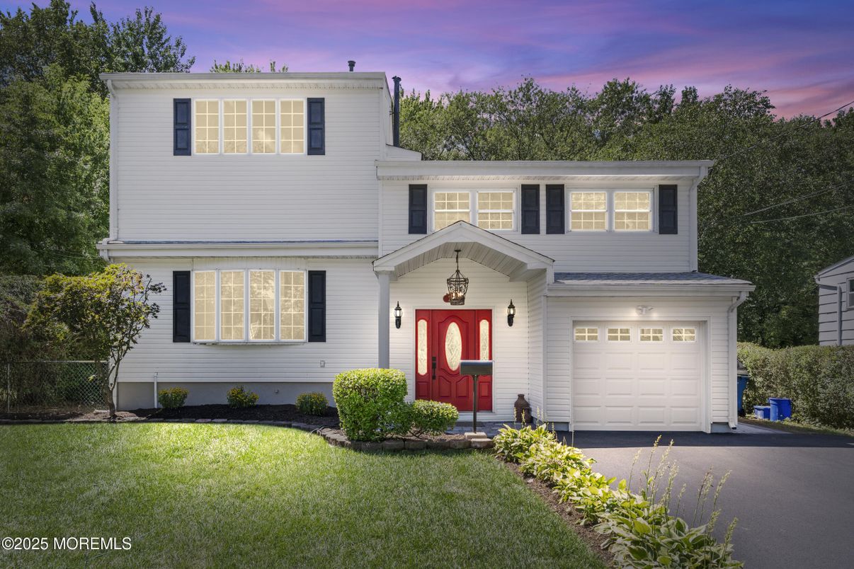 Attached, Exterior, Facade, Split Level