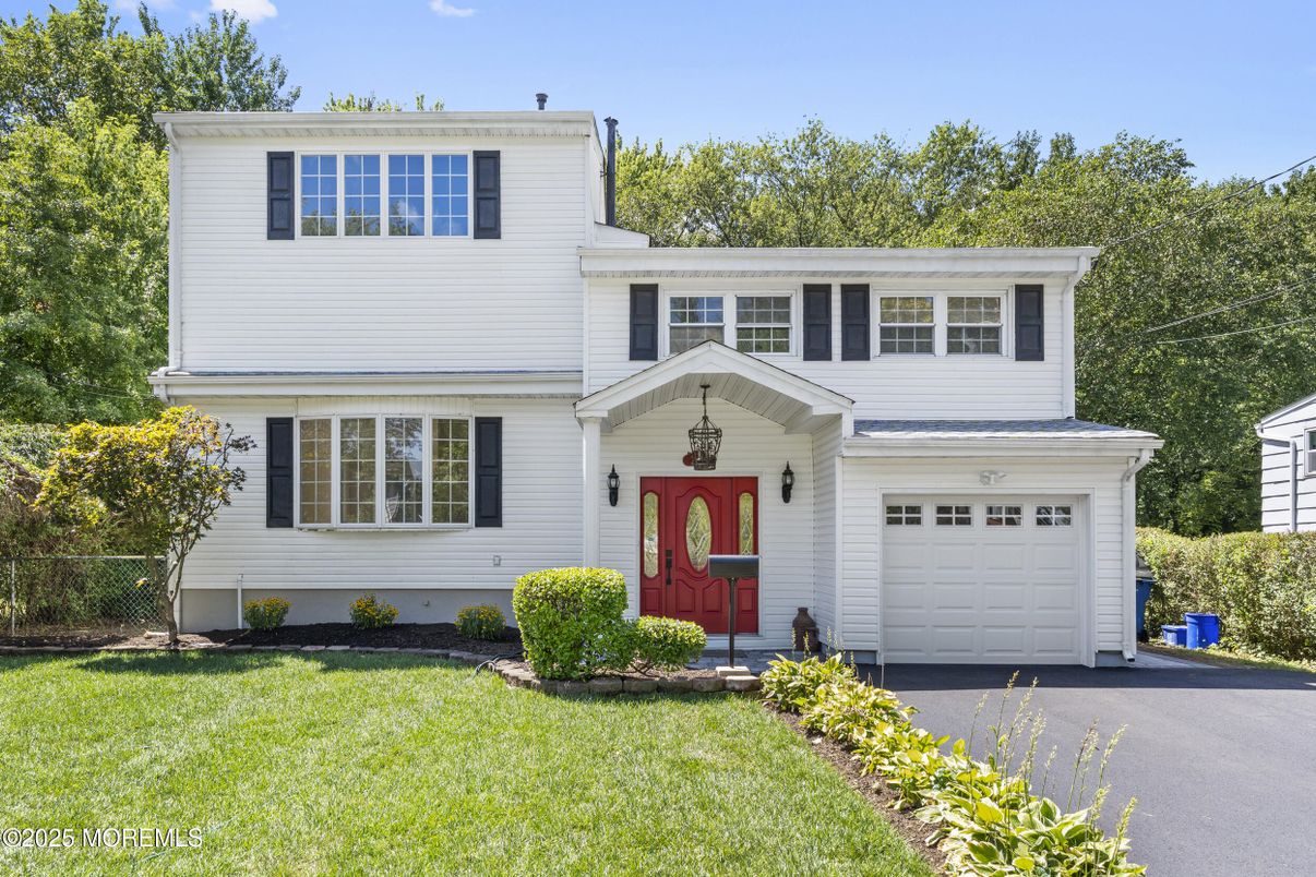 Attached, Exterior, Facade, Split Level