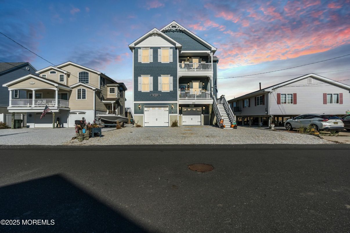 Attached, Exterior, Facade, Queen Anne Victorian