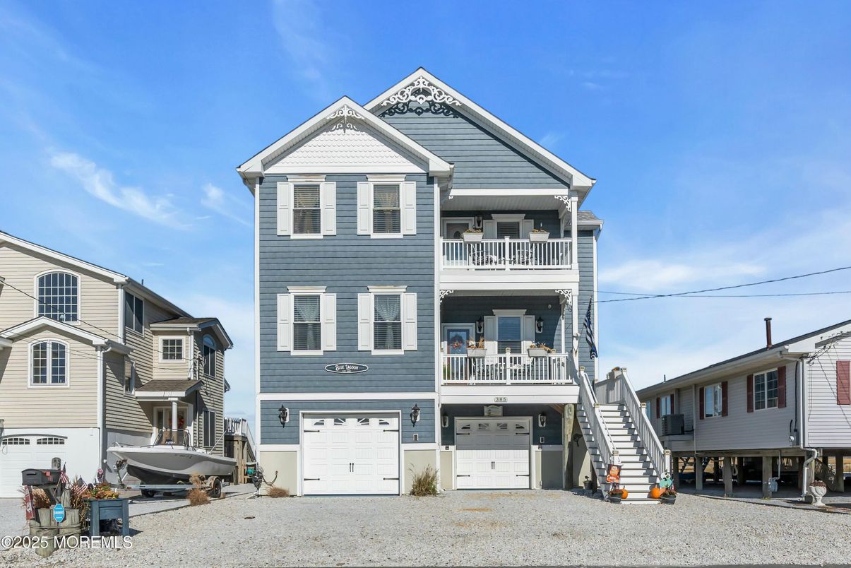Attached, Exterior, Facade, Queen Anne Victorian