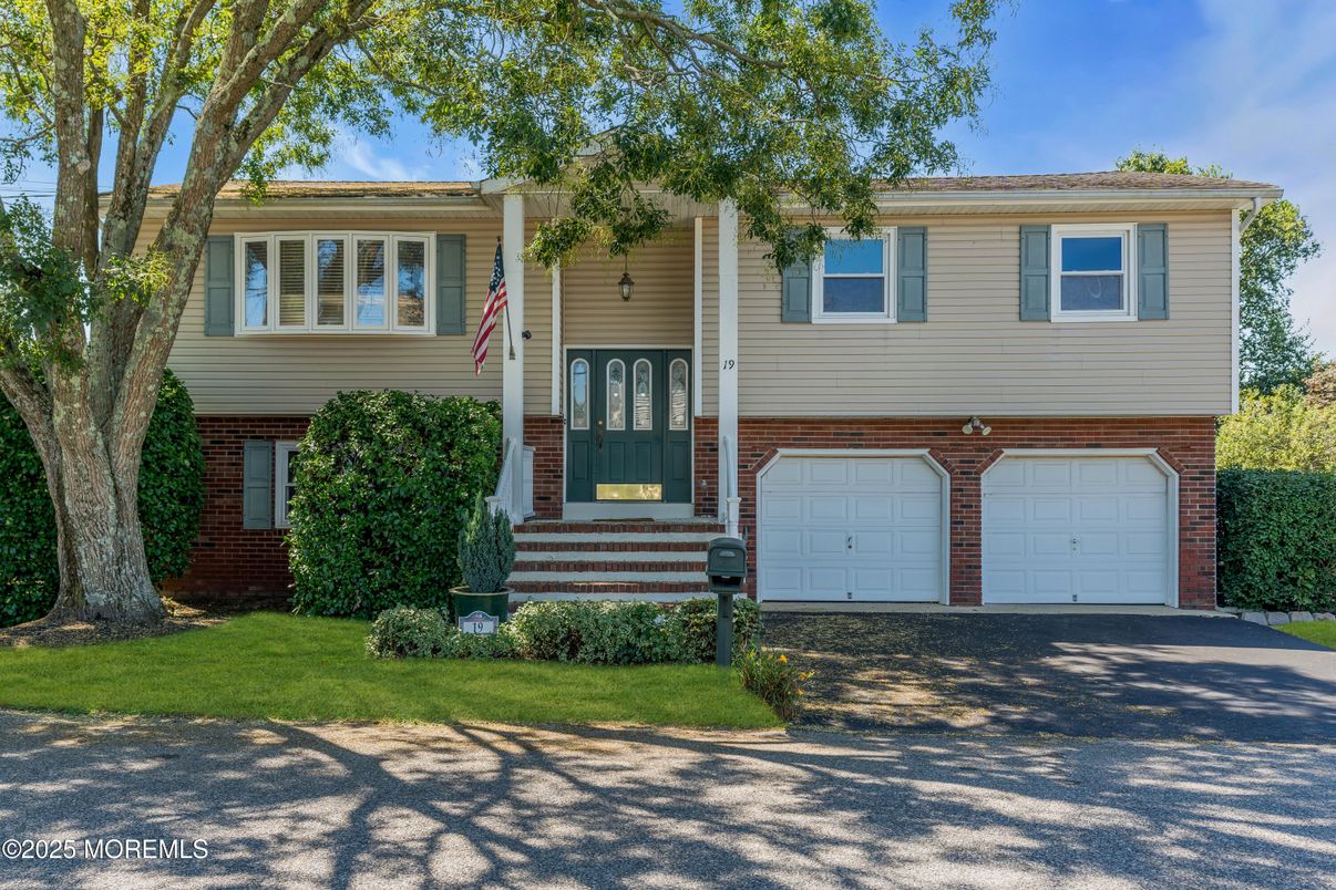 Attached, Exterior, Facade, Brick Facade, Raised Ranch