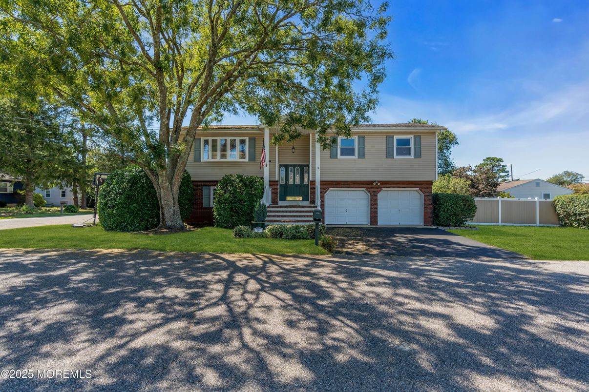 Attached, Exterior, Facade, Raised Ranch