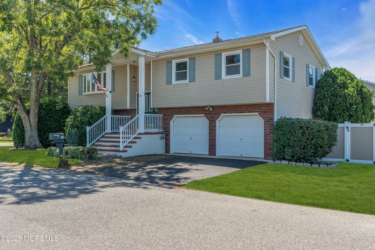 Attached, Exterior, Facade, Brick Facade, Raised Ranch