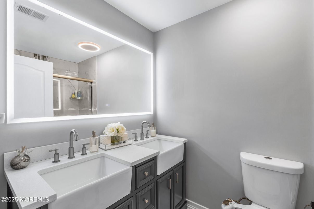 Bathroom, Dual Sink Vanities, Interior, Recessed Lighting