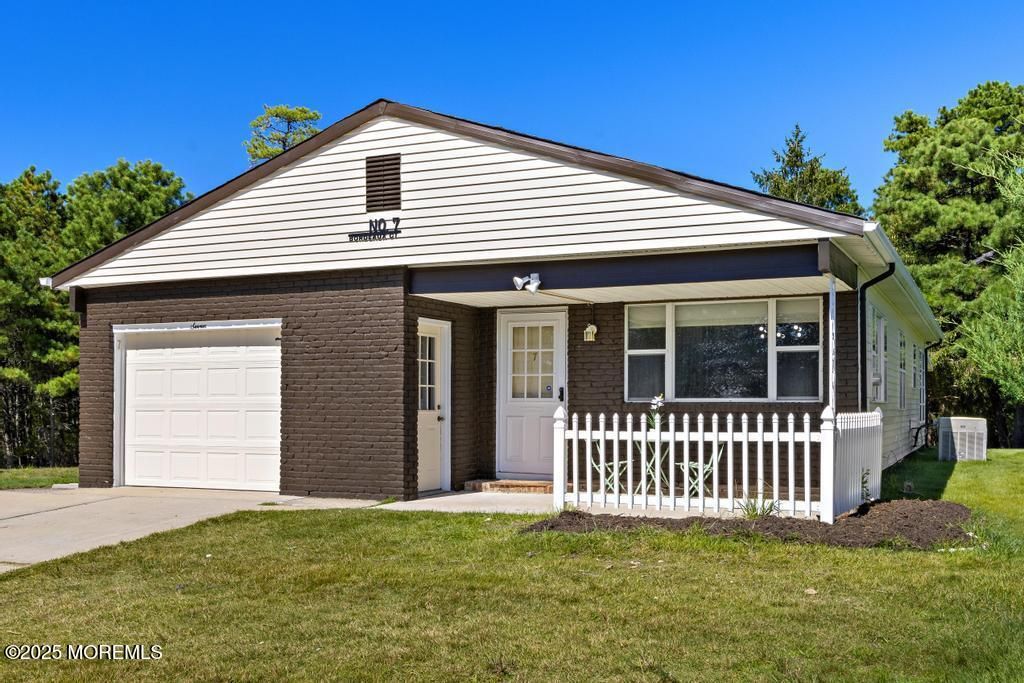 Attached, Exterior, Facade, Brick Facade, American Craftsman