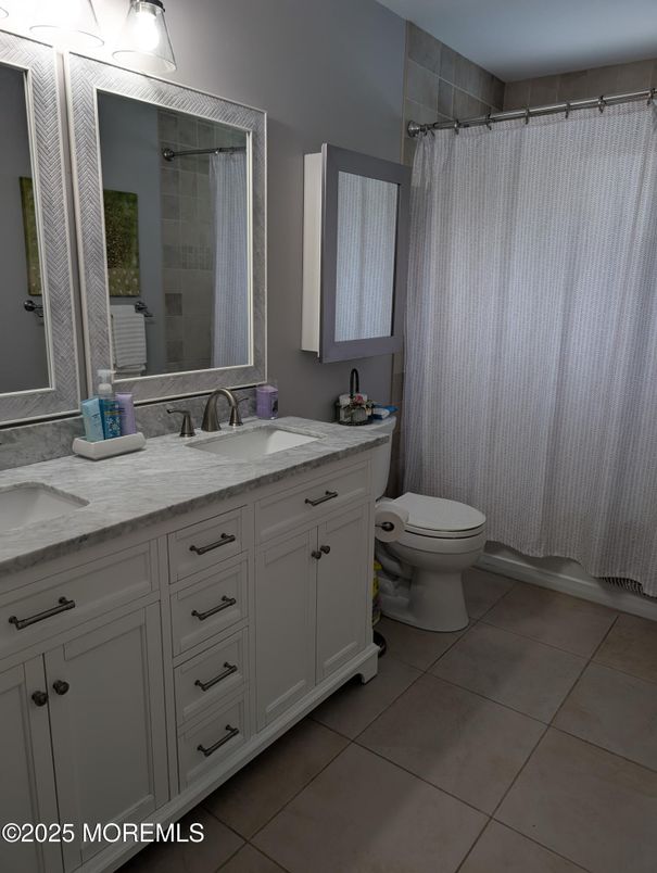 Bathroom, Dual Sink Vanities, Interior