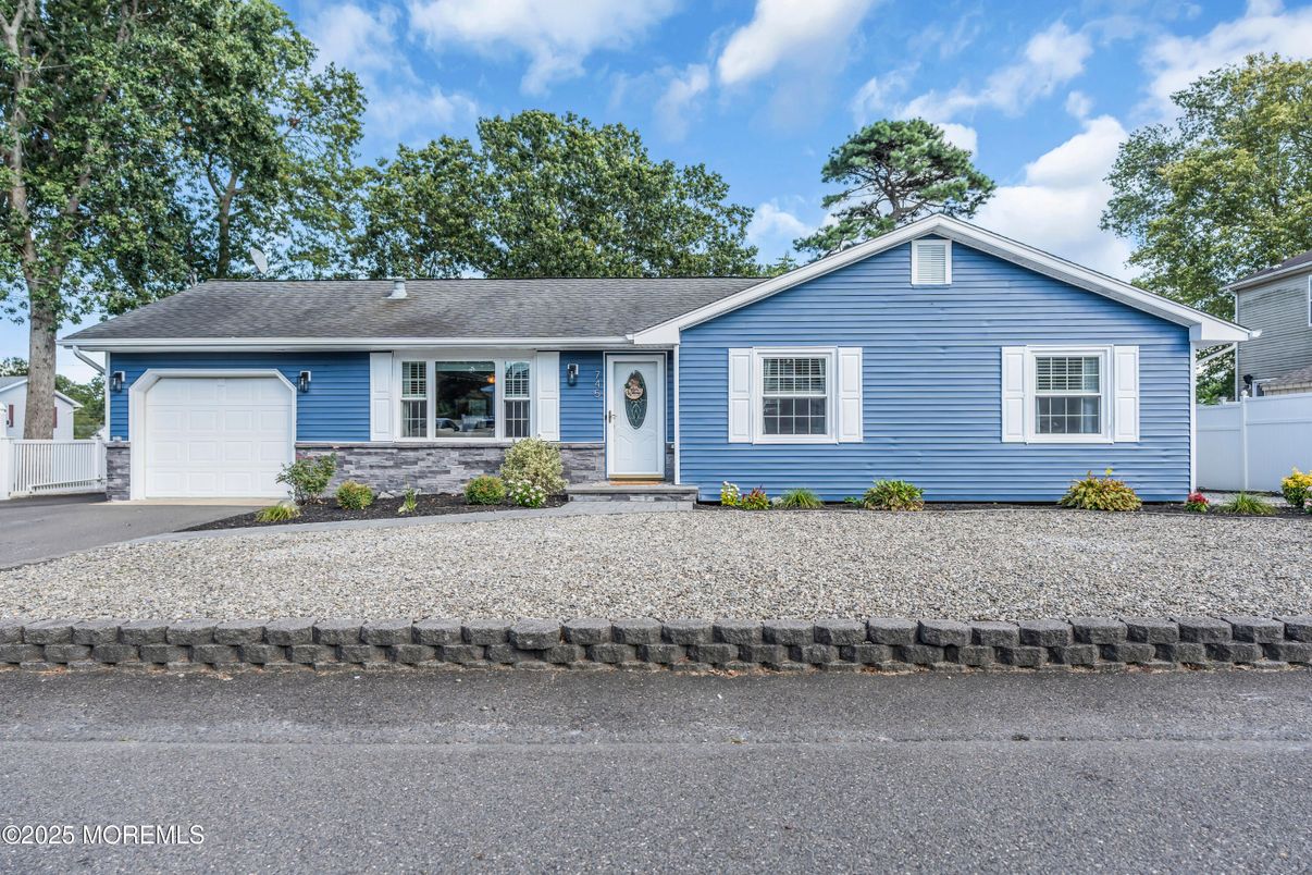 Attached, Exterior, Facade, Ranch