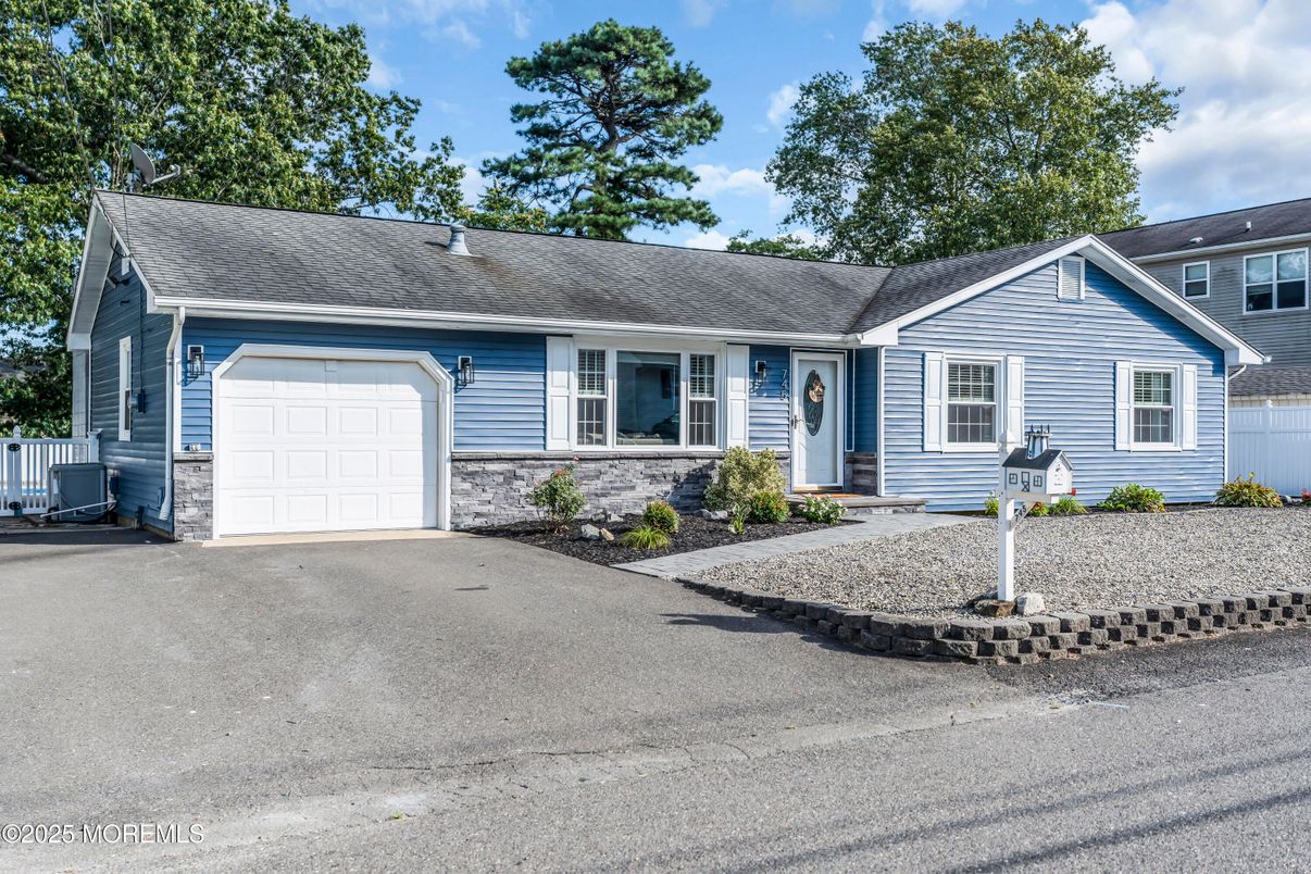 Attached, Exterior, Facade, Ranch