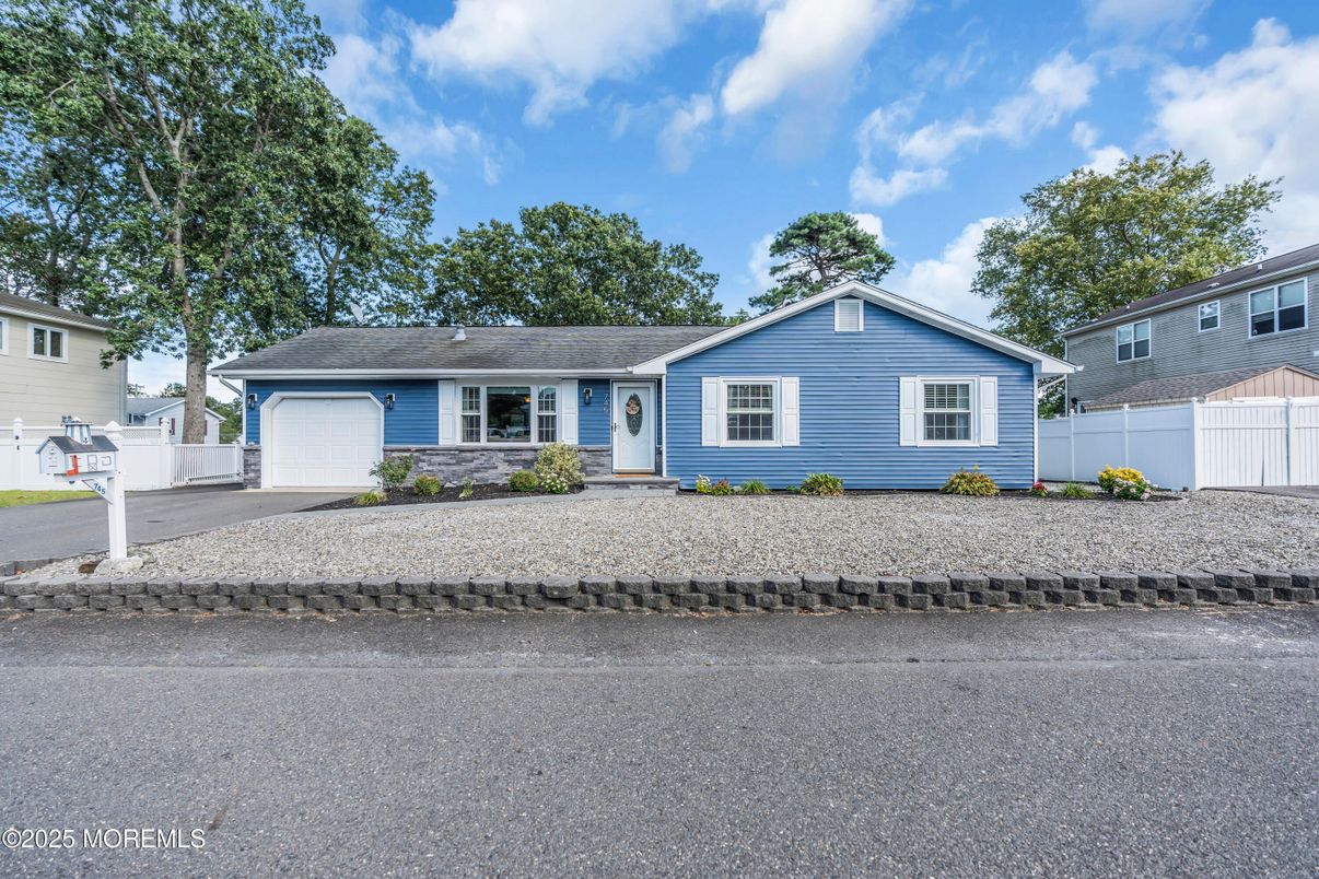 Attached, Exterior, Facade, Ranch