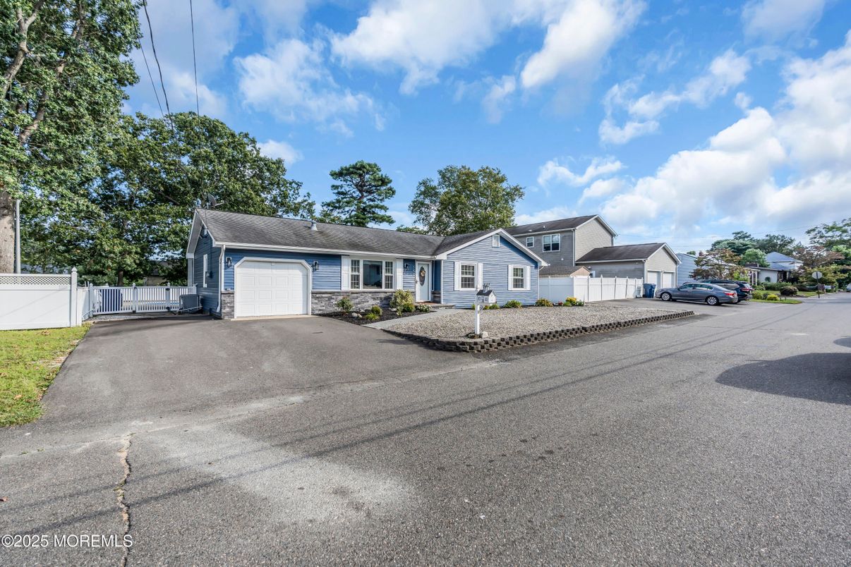 Attached, Exterior, Facade, Cape Cod