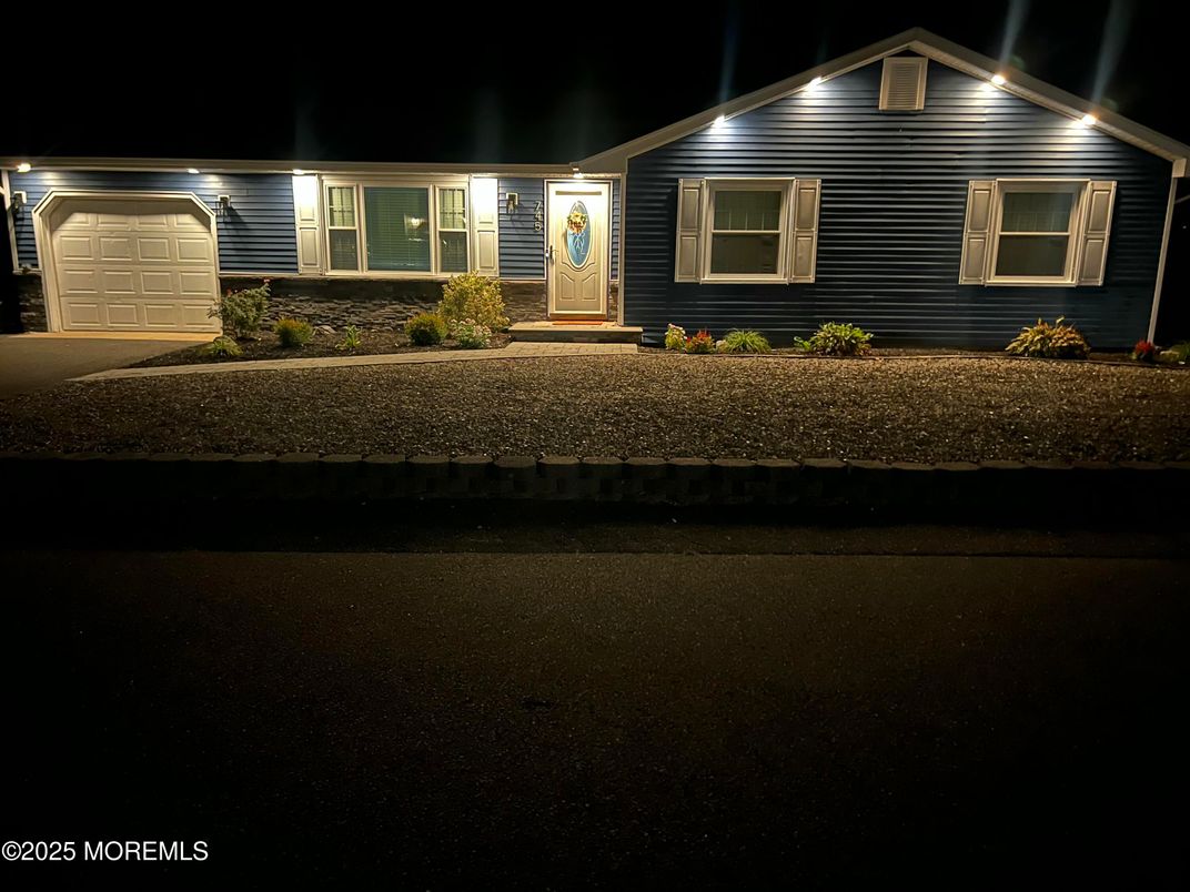 Attached, Exterior, Facade, Ranch