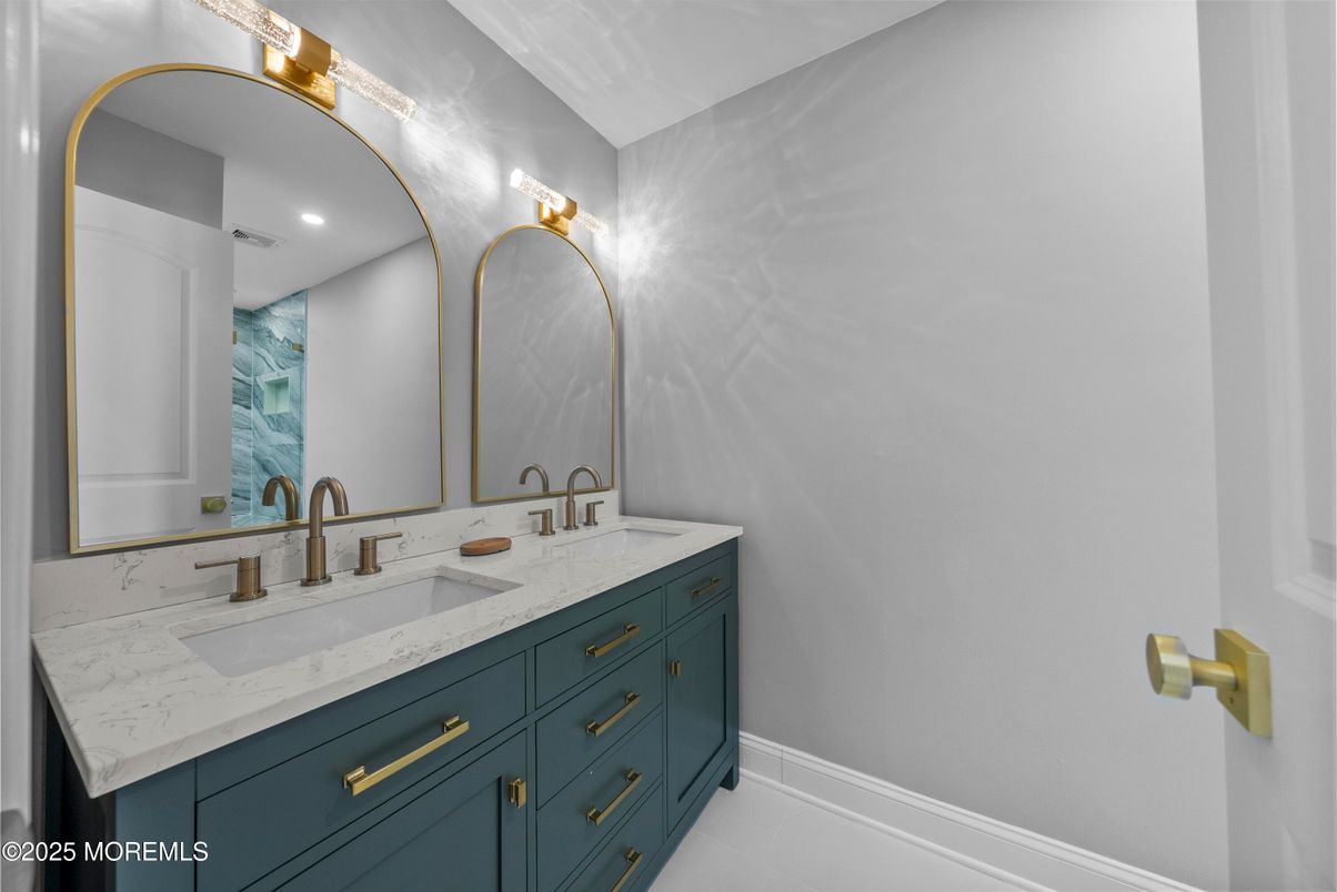 Bathroom, Dual Sink Vanities, Interior, Recessed Lighting