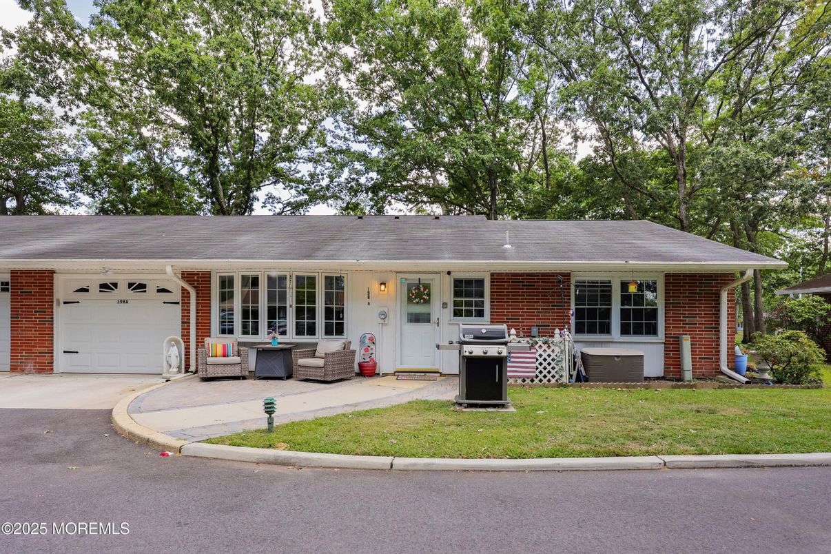 Attached, Exterior, Facade, Brick Facade, Ranch