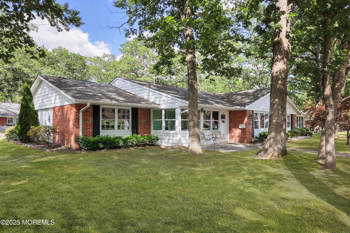 Exterior, Facade, Brick Facade, Ranch